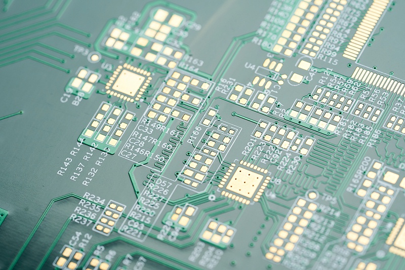 Os fabricantes de PCB dizem como distinguir entre os pólos positivo e negativo da fonte de alimentação da placa de circuito?